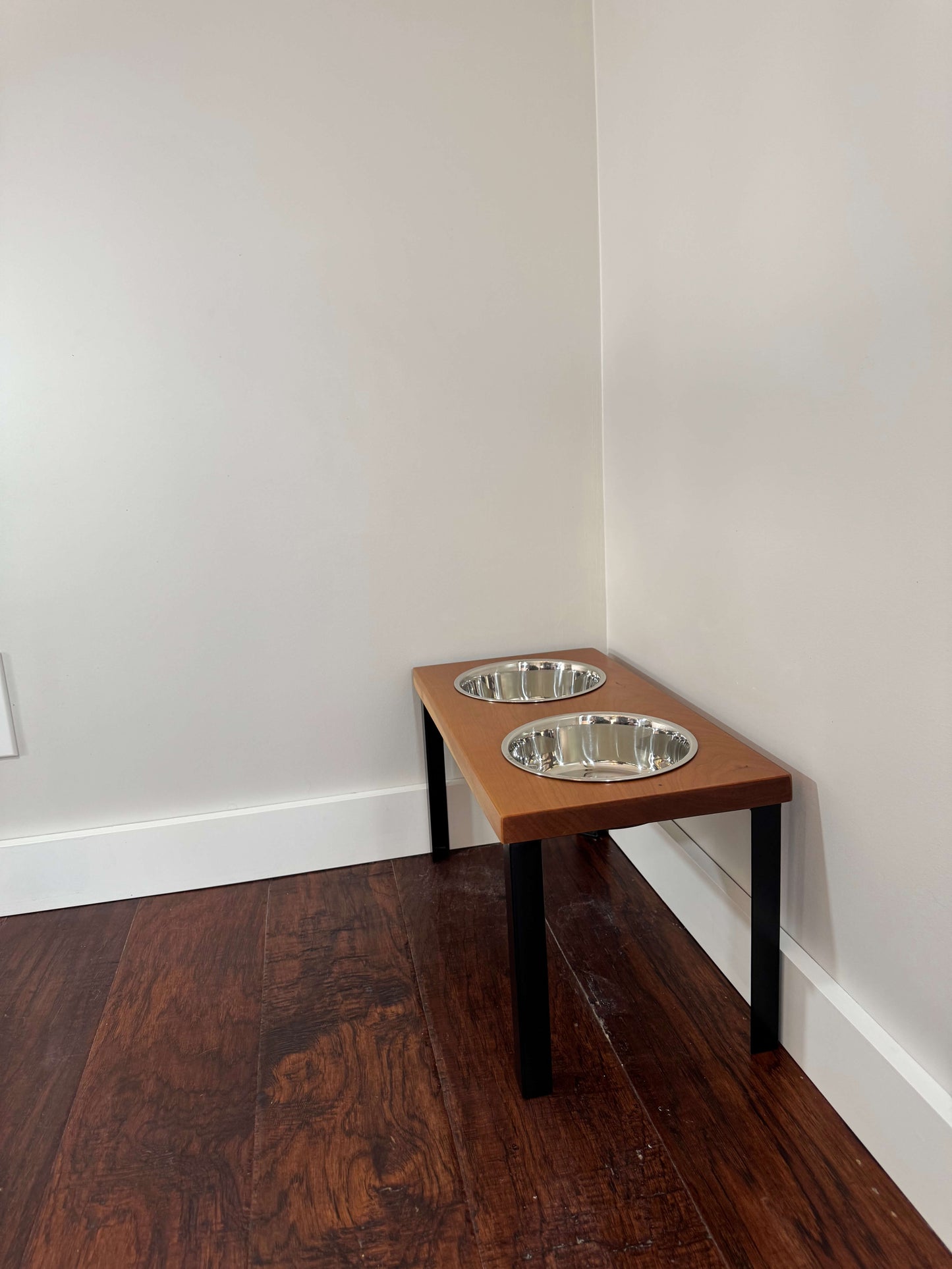 Medium, Cherry, 2-Bowl, 10", Black straight legs