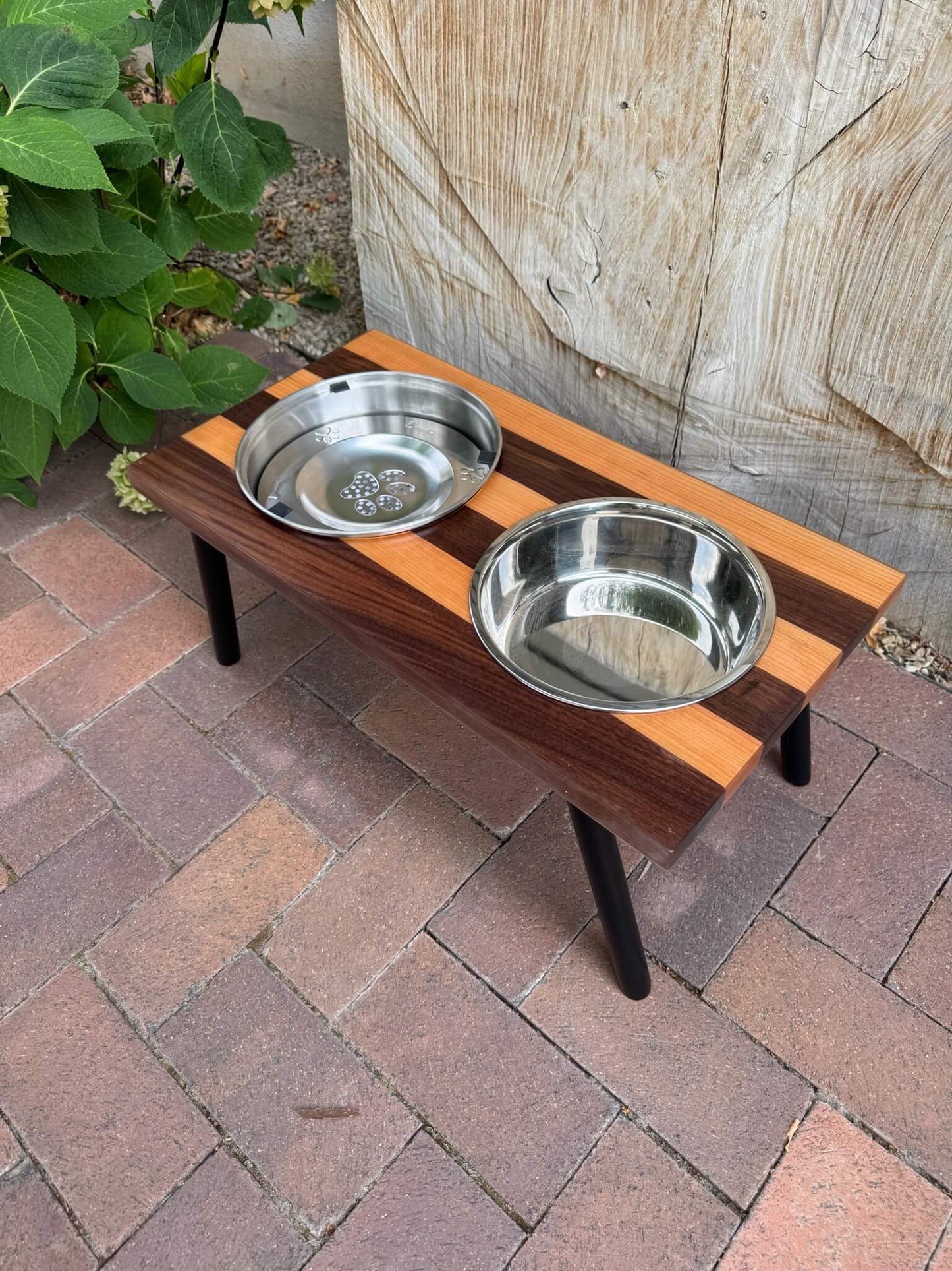 Large, Stripe, 2-Bowl, No-Drip, 10", Black slanted legs